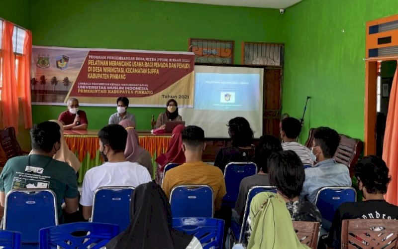 PROGRAM PENGABDIAN. Dosen UMI Makassar Prof Muhammad Hattah Fattah dan Dr Aminah menggelar program pengembangan nilai tambah dan perolehan produktif masyarakat Desa Wiringtasi, Kecamatan Suppa, Kabupaten Pinrang. foto: istimewa