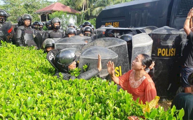 EKSEKUSI. Suasana eksekusi lahan perumahan dan sawah seluas 1,7 Hektare di Dusun Jatia, Desa Sangkala, Kecamatan Kajang, Kabupaten Bulukumba, Selasa (14/12/2021). foto: istimewa