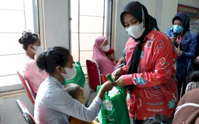 MENYAPA. Wakil Wali Kota Makassar, Fatmawati Rusdi, menyapa anak-anak saat melakukan kunjungan di Kecamatan Mariso, Jumat (17/12/2021). foto: istimewa