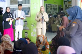 Hari Ibu, Wawali Makassar Berbagi Kebahagiaan dengan Lansia