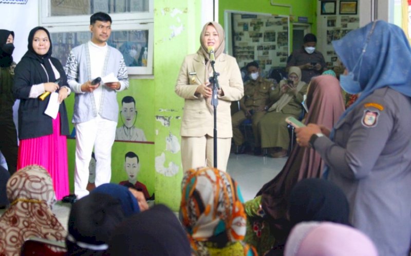 KUNJUNGAN. Wakil Wali Kota Makassar, Fatmawati Rusdi, mengunjungi rumah berdaya kelompok perempuan&nbsp; Fatimah Azzahra, Jl Barukang III, Kecamatan Ujung Tanah, Kota Makassar, Selasa (21/12/2021). foto: istimewa