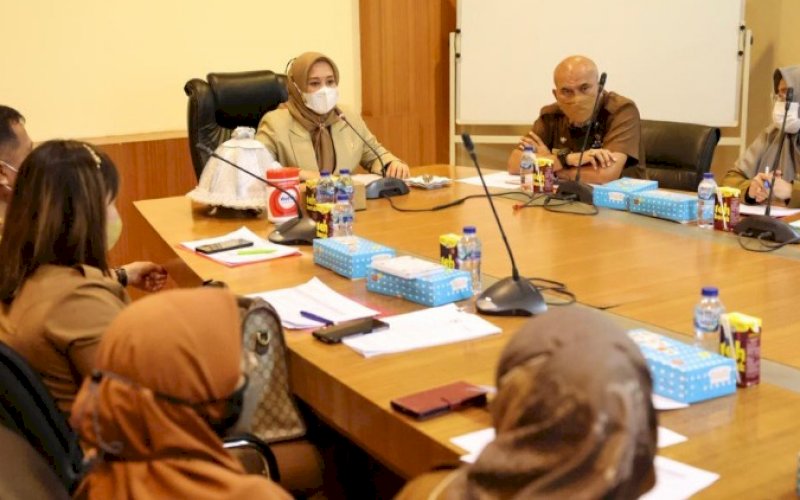PIMPIN RAPAT. Wakil Wali Kota Makassar, Fatmawati Rusdi, memimpin rapat disiplin pegawai lingkup Pemkot di ruang rapat kerjanya lantai 11 Kantor Balai Kota Makassar, Senin (20/12/2021). foto: istimewa