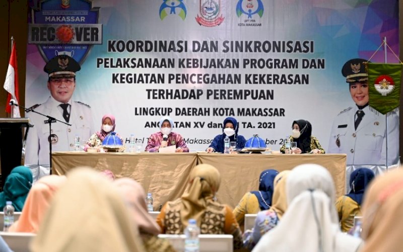 PEMATERI. Penasehat DWP Kota Makassar, Indira Jusuf Ismail (kedua kiri), selaku narasumber dalam kegiatan koordinasi dan singkronisasi pelaksanaan kebijakan, program, dan kegiatan pencegahan kekerasan terhadap perempuan lingkup daerah Kota Makassar Angkatan XVI 2021, di The Rinra Hotel Makassar, Jumat (10/12/2021). foto: istimewa