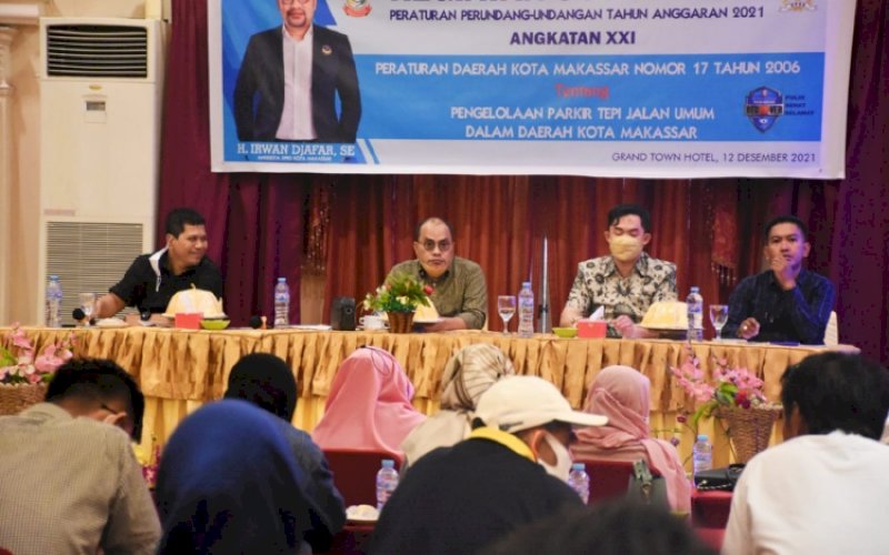 SOSIALISASI PERDA. Anggota DPRD Kota Makassar, Irwan Djafar (kedua kiri), menggelar sosialisasi Perda nomor 17 tahun 2006 tentang Pengelolaan Parkir Tepi Jalan Umum dalam Daerah Kota Makassar di Hotel Grand Town Makassar, Minggu (12/12/2021). foto: istimewa