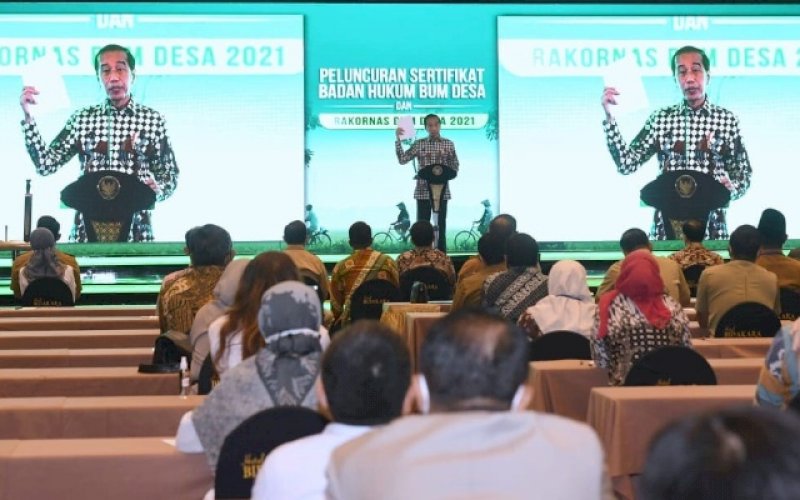 PELUNCURAN. Presiden Joko Widodo pada peluncuran Sertifikat Badan Hukum dan Peresmian Pembukaan Rakornas BUMDesa, Senin (20/12/2021). foto: istimewa