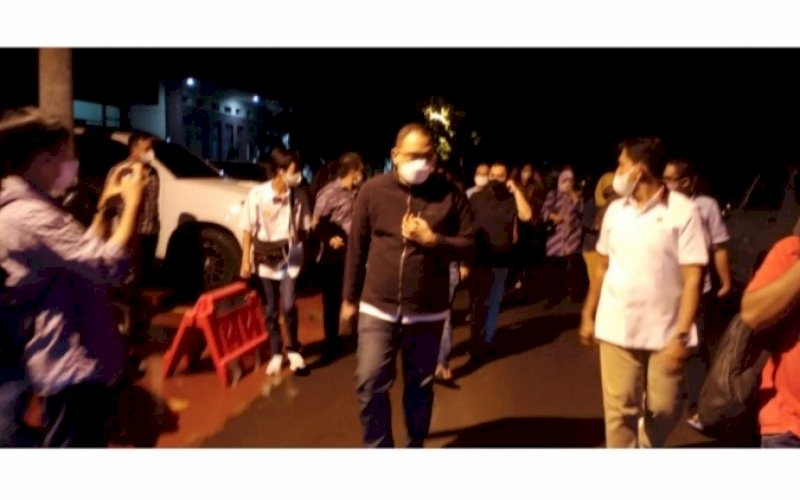 SUASANA HARU. Sejumlah keluarga 23 tersangka dugaan korupsi pembangunan RS Batua, Kota Makassar mendatangi Ditreskrimsus Polda Sulsel, Kamis (30/12/2021). foto: istimewa