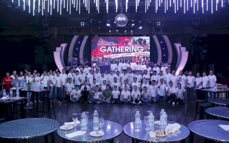 GATHERING. Makassar Cycling Club (MCC) mengadakan gathering akhir tahun sebagai ajang refleksi 2021 sekaligus membahas rencana touring pada 2022 serta mempererat tali silaturahmi sesama anggota MCC di Liquid Cafe Hotel Claro Makassar, Senin (27/12/2021). foto: istimewa