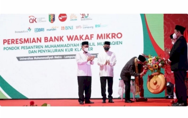 PERESMIAN. Wakil Presiden Ma&rsquo;ruf Amin saat menghadiri Peresmian Program Bank Wakaf Mikro Pondok Pesantren Muhammadiyah Sabilil Muttaqien dan Penyaluran KUR Klaster di Universitas Muhammadiyah Metro, Lampung, Kamis (23/12/2021). foto: istimewa