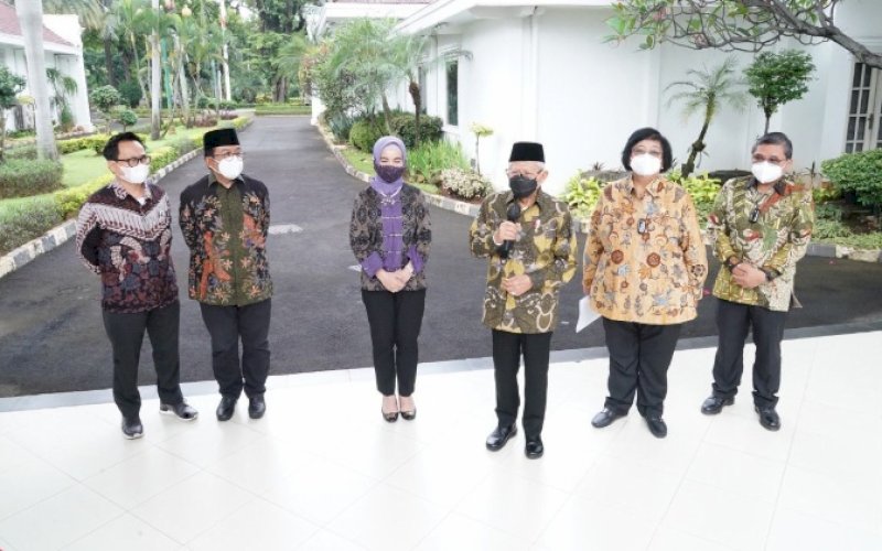 PROPER. Wakil Presiden, Ma&rsquo;ruf Amin (ketiga kanan), menghadiri acara Penganugerahan Penghargaan Program Penilaian Peringkat Kinerja Perusahaan dalam Pengelolaan Lingkungan Hidup (Proper) 2021 di Istana Wakil Presiden, Jalan Medan Merdeka Selatan Jakarta, Selasa (28/12/2021). foto: istimewa