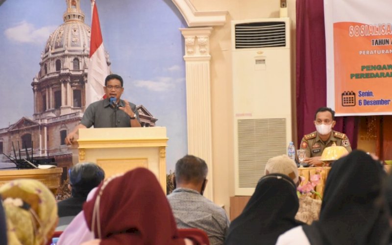 SOSIALISASI PERDA. Anggota DPRD Kota Makassar, Muh Nasir Rurung, menggelar Perda nomor 4 tahun 2014 tentang Pengawasan, Pengendalian, Pengadaan, Peredaran, dan Penjualan Minuman Beralkohol di Hotel Grand Town Makassar, Senin (6/12/2021). foto: istimewa