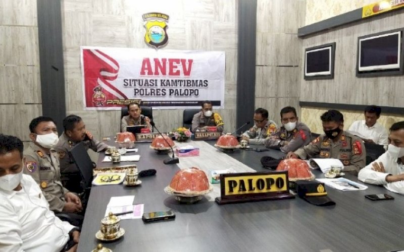 ANEV. Kapolres Palopo, AKBP Muh Yusuf Usman, memimpin pelaksanaan Analisa dan Evaluasi (Anev) Situasi Kamtibmas Mingguan yang digelar di Ruang Data Polres Palopo, Senin (27/12/2021). foto: istimewa