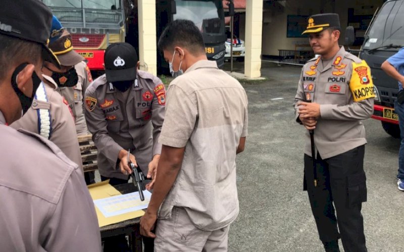 PEMERIKSAAN. Kapolres Palopo, AKBP Muh Yusuf Usman (kanan), melakukan pemeriksaan Kendaraan Dinas (Randis) dan Senjata Api (Senpi) personel Polres Palopo, Selasa (30/11/2021). foto: istimewa