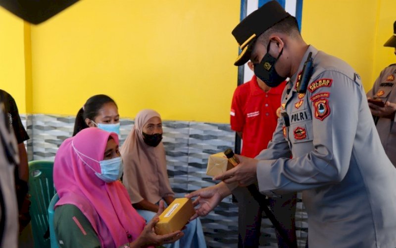 BERI HADIAH. Kapolres Palopo, AKBP Muh Yusuf Usman, membagikan hadiah bagi peserta vaksinasi Covid-19. foto: istimewa