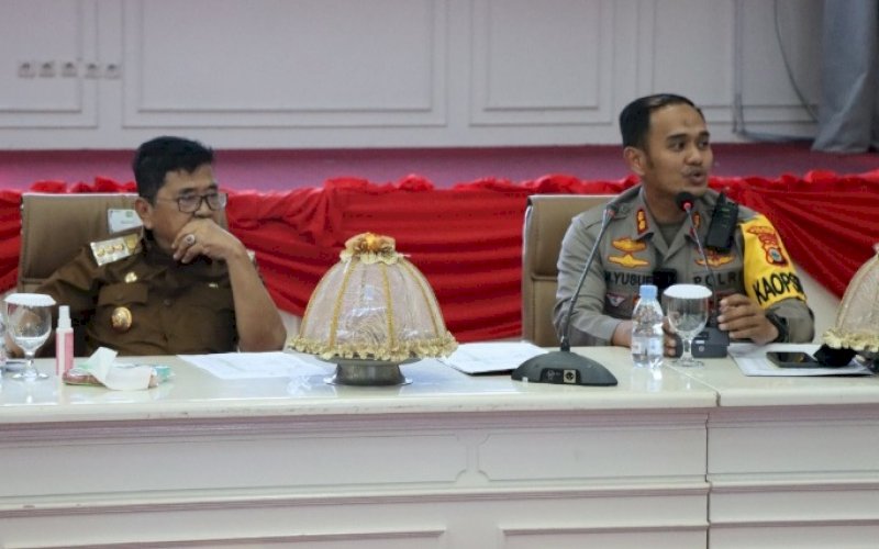 RAKOR. Kapolres Palopo AKBP Muh Yusuf Usman (kanan) menghadiri rapat koordinasi percepatan vaksinasi dan penanggulangan Covid-19 yang dipimpin Wali Kota Palopo M Judas Amir di Ruang Ratona Lantai II Kantor Wali Kota Palopo, Selasa (28/12/2021). foto: istimewa