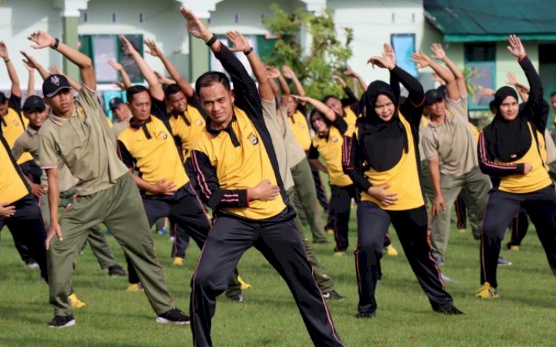 OLAHRAGA BERSAMA. Kapolres Palopo, AKBP Muh Yusuf Usman, bersama personelnya mengikuti olahraga bersama di Lapangan Kompi Senapan C 721 Makkasau, Kota Palopo, Jumat (17/12/2021). foto: istimewa