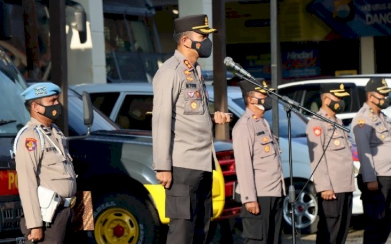 PIMPIN APEL. Kapolres Palopo, AKBP Muh Yusuf Usman, memimpin apel pimpinan di Lapangan Polres Palopo, Senin (20/12/2021). foto: istimewa