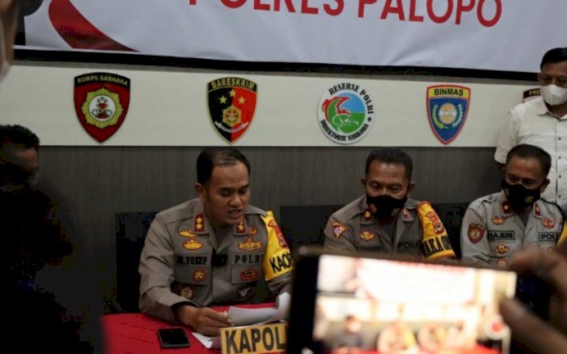 BERI KETERANGAN. Kapolres Palopo, AKBP Muh Yusuf Usman, memberikan keterangan dalam press release akhir tahun 2021 di Mako Polres Palopo (Ruang Lobby), Kamis (30/12/2021) malam. foto: istimewa