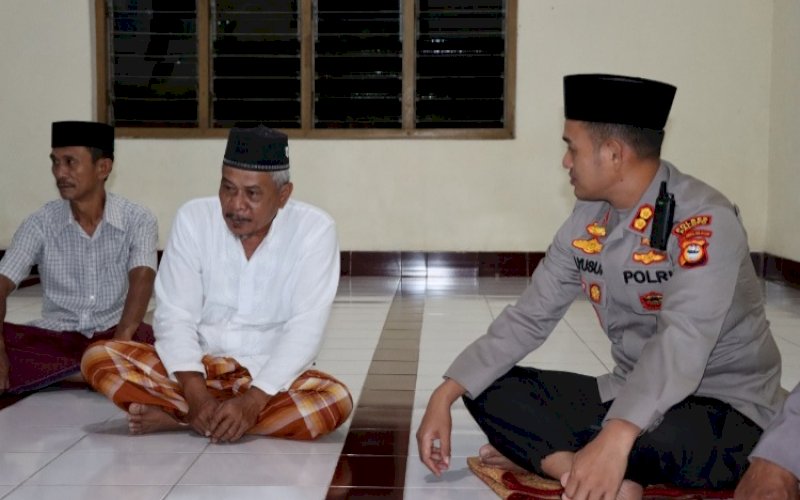 SAPA KAPOLRES. Kapolres Palopo, AKBP Muh Yusuf Usman, bersama jemaah di Masjid Arrasyiddin, Lingkungan Mancani/Uri, Kecamatan Telluwanua, Kota Palopo, Selasa (14/12/2021). foto: istimewa