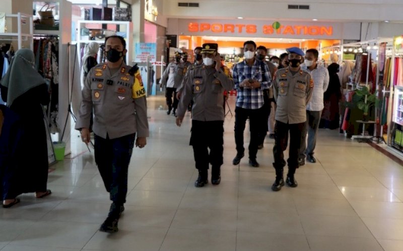 VAKSINASI. Kapolres Palopo, AKBP Muh Yusuf Usman, didampingi PJU dan perwira Polres Palopo memantau langsung pelaksanaan vaksinasi di Hypermart Kota Palopo, Rabu (29/12/2021). foto: istimewa