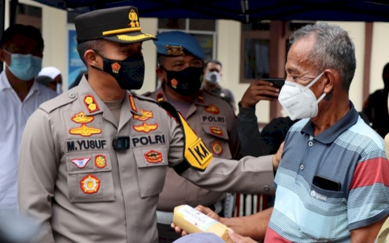 KAPOLRES MENYAPA. Kapolres Palopo, AKBP Muh Yusuf Usman, menyapa peserta vaksinasi di Kantor Samsat Palopo, Kamis (16/12/2021). foto: istimewa
