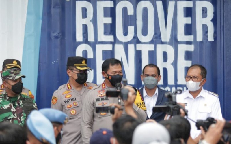 VAKSINASI. Kapolda Sulsel Irjen Pol Nana Sudjana didampingi Wali Kota Makassar Moh Ramdhan Pomanto dan Ketua DPRD Kota Makassar Rudianto Lallo memberikan keterangan saat meninjau vaksinasi massal di Anjungan Pantai Losari Makassar, Rabu (29/12/2021). foto: istimewa