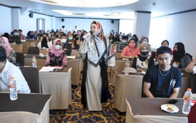 SOSIALISASI PERDA. Anggota DPRD Kota Makassar, Nunung Dasniar, menggelar sosialisasi Perda nomor 15 tahun 2009 tentang Perlindungan, Pemberdayaan Pasar Tradisional, dan Penataan Pasar Modern di Hotel Grand Maleo Makassar, Jumat (3/12/2021). foto: istimewa