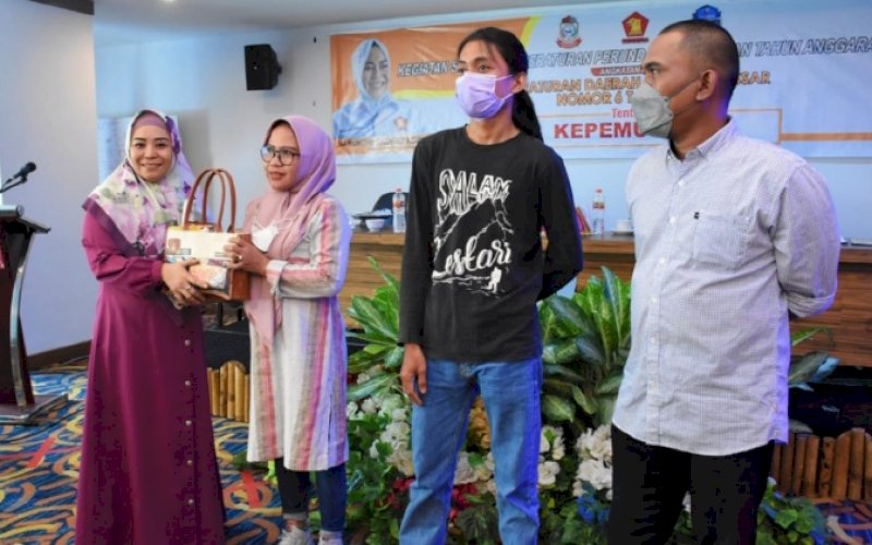 SOSIALISASI PERDA. Anggota DPRD Kota Makassar, Nunung Dasniar (kiri), saat menggelar sosialisasi Perda nomor 6 tahun 2019 tentang Kepemudaan di Hotel Grand Maleo Makassar, Kamis (2/12/2021). foto: istimewa