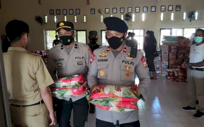 BANTUAN. Danyon C Pelopor Satbrimob Polda Sulsel, Kompol Nur Ichsan, turun langsung mengangkat bantuan logistik untuk korban gempa berkekuatan magnitudo 7,4 yang berpusat di Larantuka, NTT di Kecamatan Pasimarannu dan Pasilambena, Kabupaten Kepulauan Selayar, Provinsi Sulsel, Senin (20/12/2021). foto: istimewa