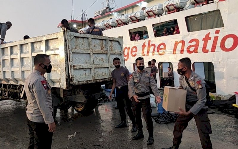 BANTUAN. Danyon C Pelopor Satbrimob Polda Sulsel, Kompol Nur Ichsan (kiri), memimpin langsung pasukan dan bantuan untuk membantu warga korban gempa dan percepatan pemulihan kondisi di Kecamatan Pasimarannu dan Pasilambena, Kabupaten Kepulauan Selayar, Provinsi Sulsel yang terdampak gempa berkekuatan magnitudo 7,4 yang berpusat di Larantuka, NTT. foto: istimewa