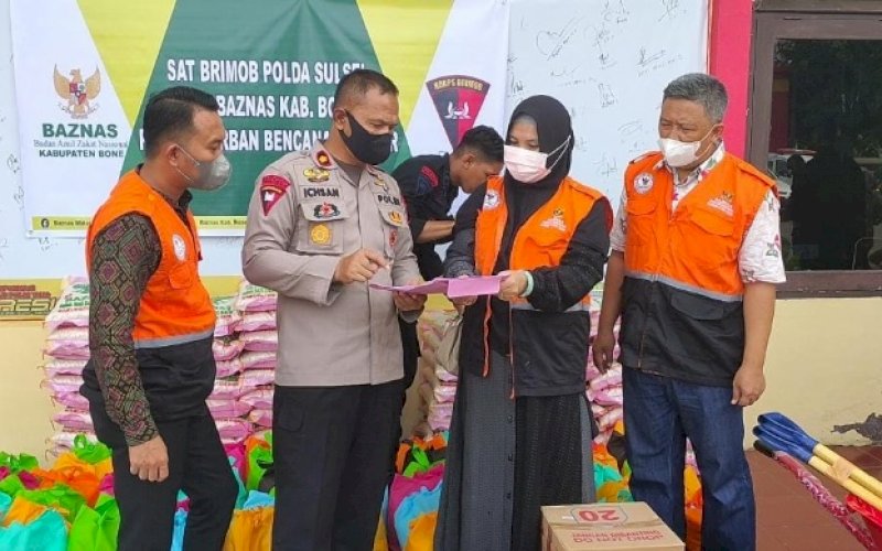 BANTUAN. Danyon C Pelopor, Kompol Nur Ichsan, melakukan persiapan pengiriman pasukan dan logistik bantuan korban terdampak bencana gempa di Kabupaten Kepulauan Selayar, Jumat (17/12/2021). foto: istimewa