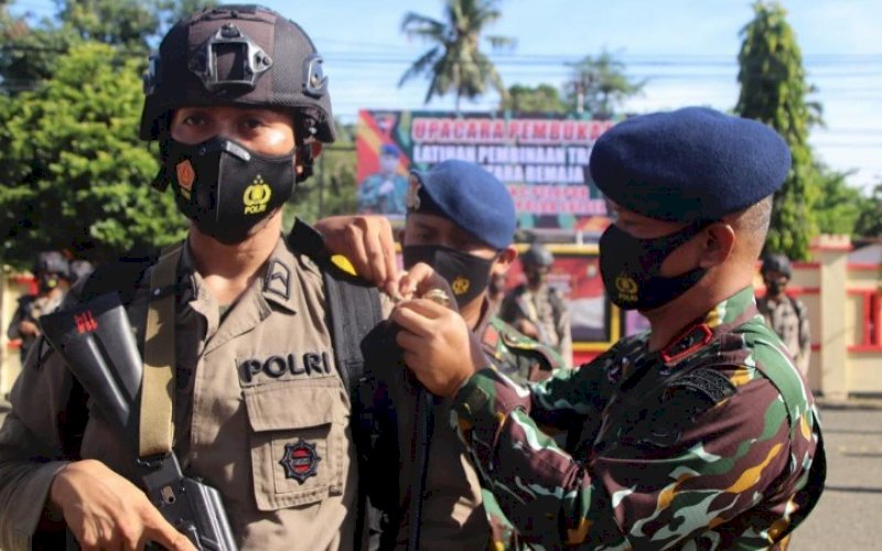 SAMBUTAN. Danyon C Pelopor Sat Brimob Polda Sulsel, Kompol Nur Ichsan (kanan), saat menyambut 15 personel Bintara Remaja yang ditempatkan di Batalyon C Pelopor, Kamis (2/12/2021). foto: istimewa