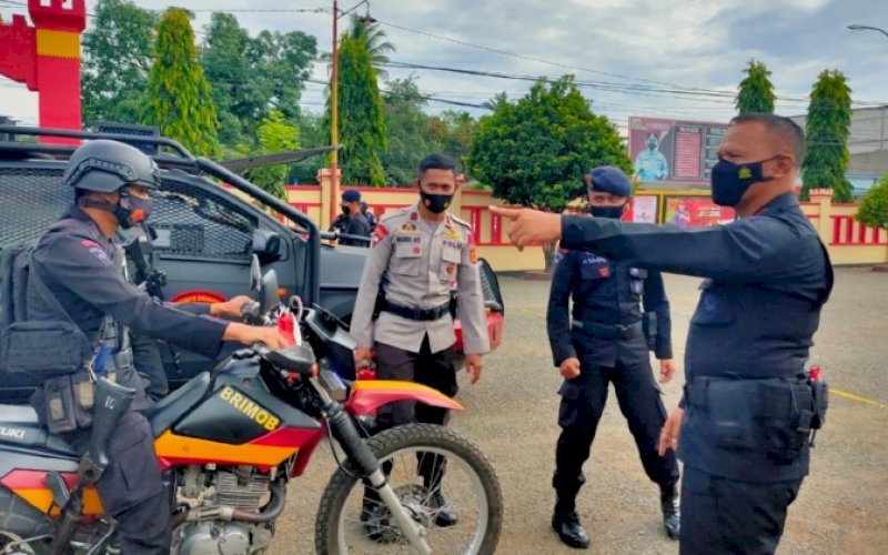 PIMPIN LATIHAN. Danyon C Pelopor Sat Brimob Polda Sulsel, Kompol Nur Ichsan (kanan), memimpin langsung latihan Detasemen 45 Anti Anarki di Lapangan Mako Yon C Pelopor, Senin (27/12/2021). foto: istimewa
