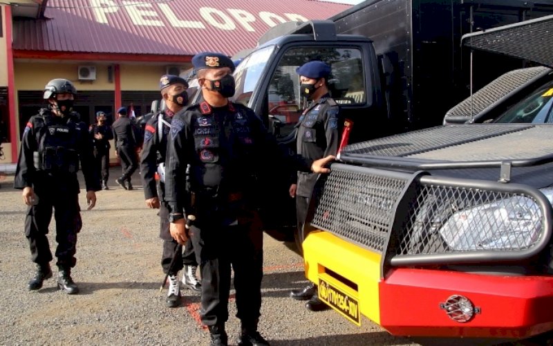 PENGECEKAN. Danyon C Pelopor Satbrimob Polda Sulsel, Kompol Nur Ichsan, memantau kesiapan seluruh peralatan utama dan peralatan khusus hingga kendaraan dinas dalam apel kesiapsiagaan menghadapi Nataru 2022 di Lapangan Apel Mako Batalyon C Pelopor Satbrimob Polda Sulsel, Kota Watampone, Bone, Kamis (23/12/2021). foto: istimewa