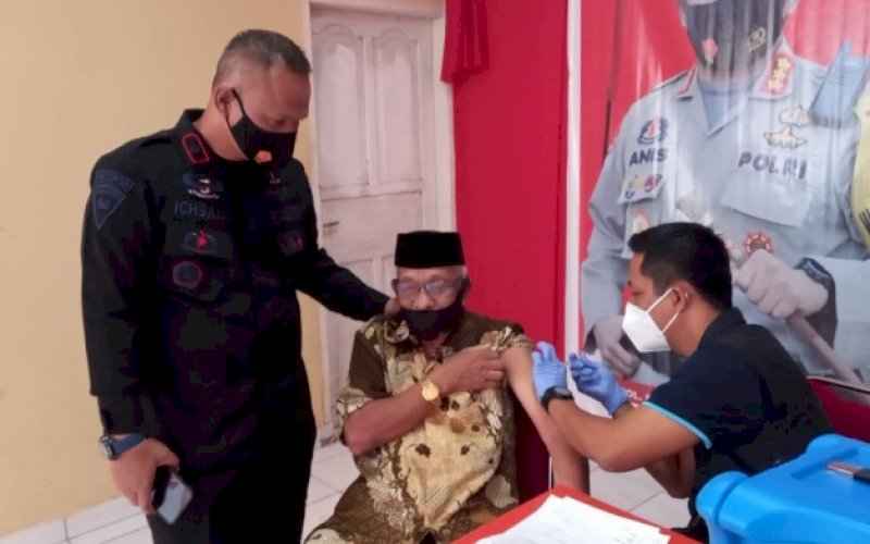 VAKSINASI. Danyon C Pelopor Satbrimob Polda Sulsel, Kompol Nur Ichsan, memantau jalannya vaksinasi Covid-19 di Mako Brimob Bone di Kabupaten Bone, Minggu (5/12/2021). foto: istimewa