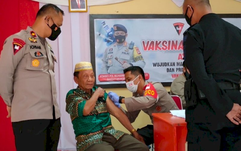 VAKSINASI. Danyon C Pelopor Satbrimob Polda Sulsel, Kompol Nur Ichsan, memantau vaksinasi massal di Aula Mako Batalyon C Pelopor di Bone, Jumat (17/12/2021). foto: istimewa