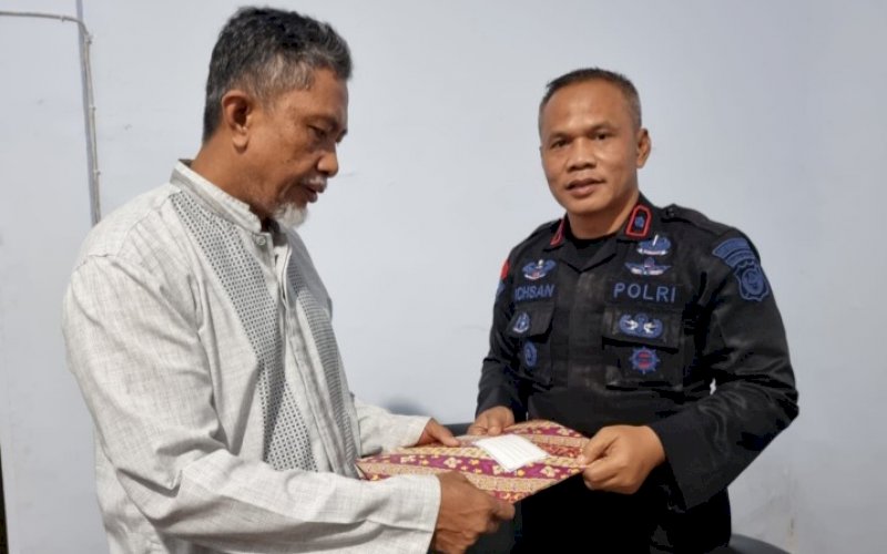 PENYERAHAN ZAKAT. Danyon C Pelopor Satbrimob Polda Sulsel, Kompol Nur Ichsan, menyerahkan zakat profesi personel kepada Baznas Kabupaten Bone, Jumat (10/12/2021). foto: istimewa