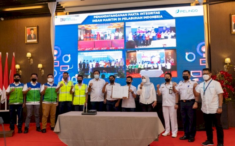 PAKTA INTEGRITAS. Penandatanganan pakta integritas PT Pelabuhan Indonesia (Persero)/Pelindo Regional 4 bersama perwakilan seluruh petugas internal Pelindo Regional 4, Selasa (28/12/2021). foto: istimewa&nbsp;