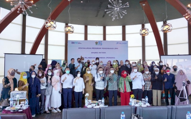 TJSL. PT Pelindo (Persero) Regional 4 melakukan penyaluran modal kerja pendanaan UMK sebesar Rp2,150 miliar melalui program TJSL kepada sebanyak 54 UMKM di Sulsel, Senin (27/12/2021). foto: istimewa