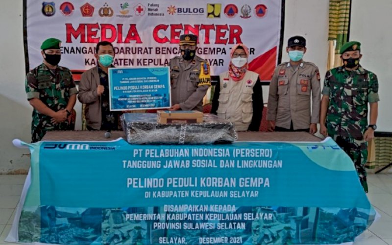 BANTUAN. PT Pelabuhan Indonesia (Persero)/Pelindo Regional 4 menyalurkan bantuan kemanusiaan bagi warga gempa bumi di Kabupaten Kepulauan Selayar, Jumat (24/12/2021). foto: istimewa