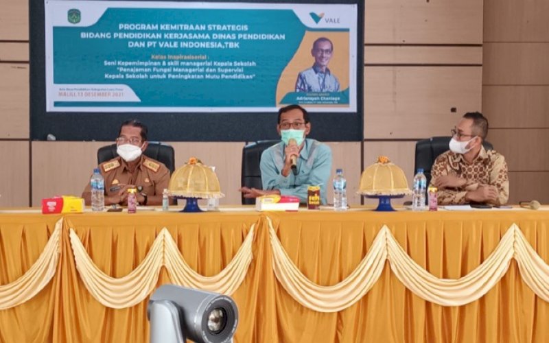 SESI SHARING. Pemerintah Kabupaten dalam hal ini Dinas Pendidikan Kabupaten Luwu Timur bersama PT Vale Indonesia Tbk (PT Vale) menggelar sesi sharing mengenai seni kepemimpinan dan keterampilan manajerial di Aula Dinas Pendidikan Luwu Timur, Malili, Senin (13/12/2021). foto: istimewa 