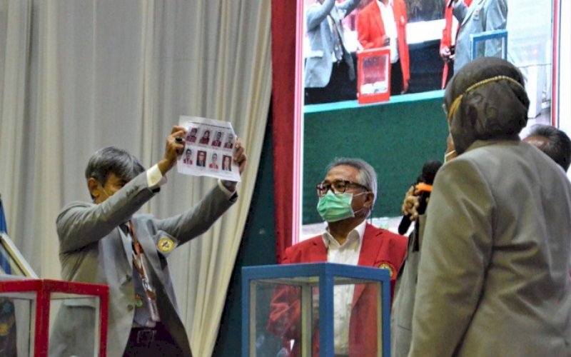 HITUNG SUARA. Penghitungan suara sah dan satu suara tidak sah pada acara yang berlangsung secara luring terbatas di Baruga AP Pettarani, Kampus Unhas Tamalanrea, Makassar, Selasa (14/12/2022). foto: istimewa