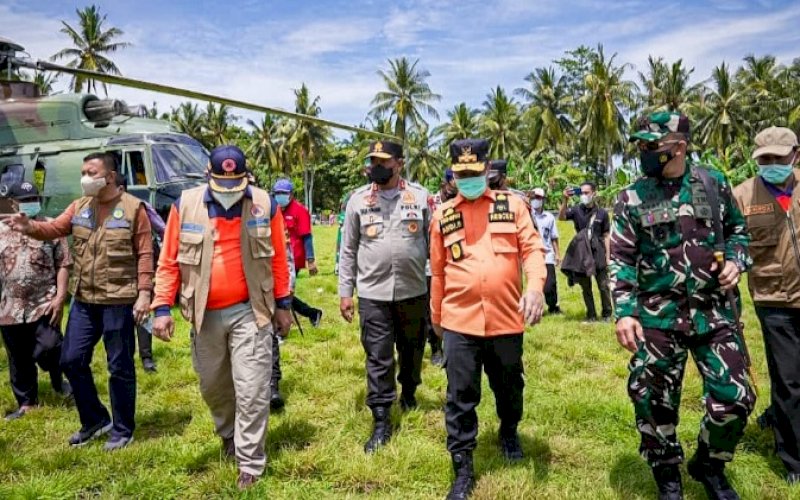 KUNJUNGAN. Plt Gubernur Sulsel Andi Sudirman Sulaiman bersama Kapolda Sulsel Irjen Nana Sudjana, Pangdam XIV Hasanuddin Mayjen TNI Mochamad Syafei Kasno, Bupati Selayar Muhammad Basli Ali, dan Plt Deputi Bidang Penanganan Darurat BNPB Jarwansah meninjau dampak gempa di Pulau Bonerate, Kecamatan Pasimarannu, Kabupaten Kepulauan Selayar, Minggu (19/12/2021). foto: istimewa