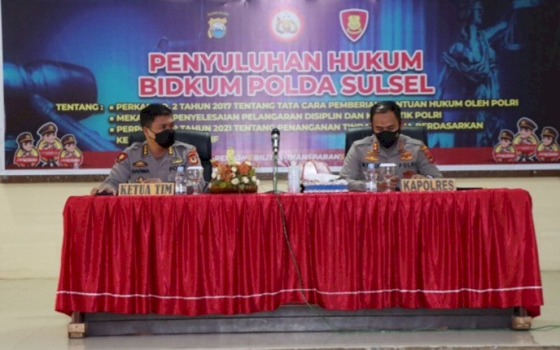 PENYULUHAN. Kapolres Palopo AKBP Muh Yusuf Usman (kanan) menerima langsung Ketua Tim dari Bidkum Polda Sulsel Kombes Pol Darma Lelepadang yang membawakan materi sosialisasi dan penyuluhan hukum di Polres Palopo, Rabu (1/12/2021). foto: istimewa