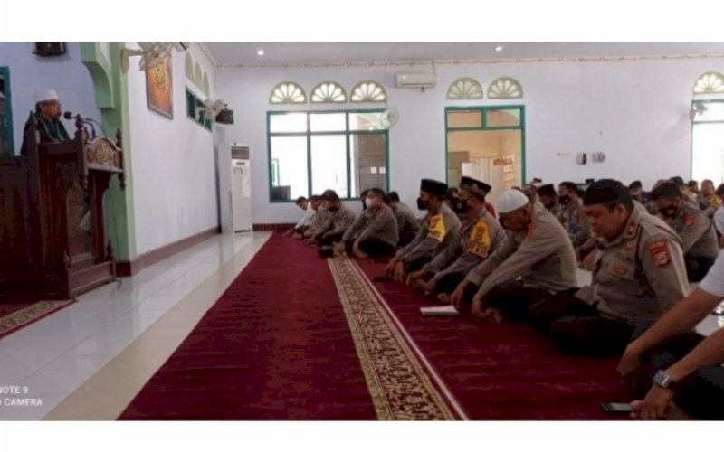 BINROHTAL. Polres Palopo melaksanakan Bimbingan Rohani dan Mental (Binrohtal) di Masjid Hidayatul Ikhlas Polres Palopo, Kamis (2/12/2021). foto: istimewa