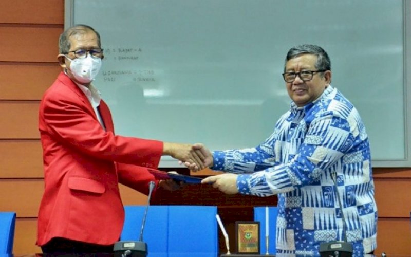 CALON REKTOR. Ketua Senat Akademik Prof Dadang Achmad Suriamihardja (kanan) menyerahkan tiga nama calon Rektor Unhas Makassar kepada Wakil Ketua Majelis Wali Amanat Unhas Prof Ambo Ala, Jumat (17/12/2021) lalu. foto: istimewa