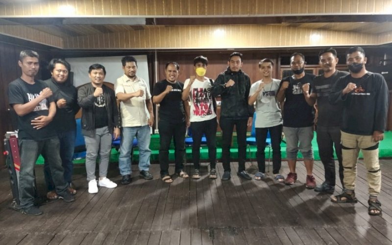 KETUA TERPILIH. Ketua SMSI Kota Parepare terpilih Rusli Amrullah foto bersama dengan peserta Muskot Luar Biasa SMSI Parepare dan perwakilan SMSI Provinsi Sulsel di Cafe Teras Empang, Parepare, Sabtu (25/12/2021) malam. foto: istimewa