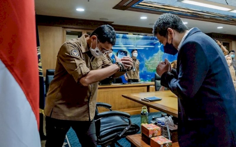 PERTEMUAN. Menteri Pariwisata dan Ekonomi Kreatif Sandiaga Salahuddin Uno bertemu President Grab Indonesia Ridzki Kramadibrat menjajaki dan bertukar pikiran terkait potensi kolaborasi yang akan dilakukan pada 2022 untuk tujuan perluasan lapangan kerja di Gedung Sapta Pesona, Jakarta, Rabu (15/12/2021). foto: istimewa
