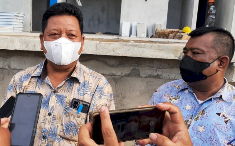 BERI KETERANGAN. Camat Marusu Suwardi (kiri) didampingi Kepala Desa Marumpa Bakri Saleh memberikan keterangan di lokasi pembangunan stasiun kereta api lintas Makassar-Parepare di Desa Marumpa, Kecamatan Marusu, Kabupaten Maros, Kamis (16/12/2021). foto: doelbeckz/pluz.id
