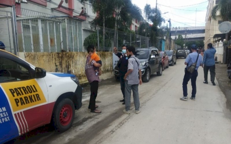 PENERTIBAN. Tim Reaksi Cepat (TRC) Perusahaan Daerah (PD) Parkir Makassar Raya melakukan patroli di beberapa titik di Jl Swadaya, Kecamatan Panakkukang, Kota Makassar, Jumat (24/12/2021). foto: istimewa