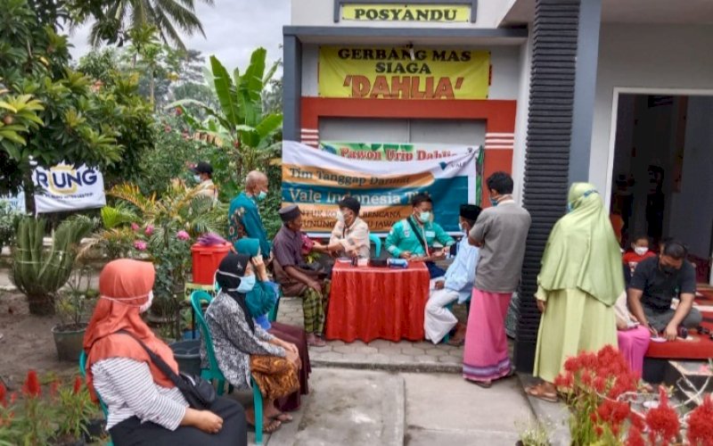 BANTUAN MEDIS. Tim tanggap darurat atau Emergency Response Group (ERG) PT Vale Indonesia Tbk (PT Vale) membuka layanan kesehatan bagi pengungsi bencana guguran awan panas Gunung Semeru di Dusun Joglosari, Desa Tambahrejo, Kecamatan Candipuro, Kabupaten Lumajang, Jawa Timur, yang beroperasi sejak 8 Desember 2021. foto: istimewa